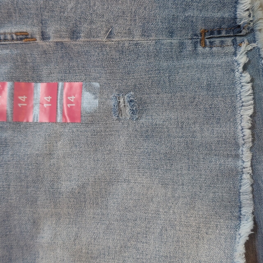 Seven7, Weekend Shorts, Light wash Jeans. Sz 14 - Picture 4 of 10